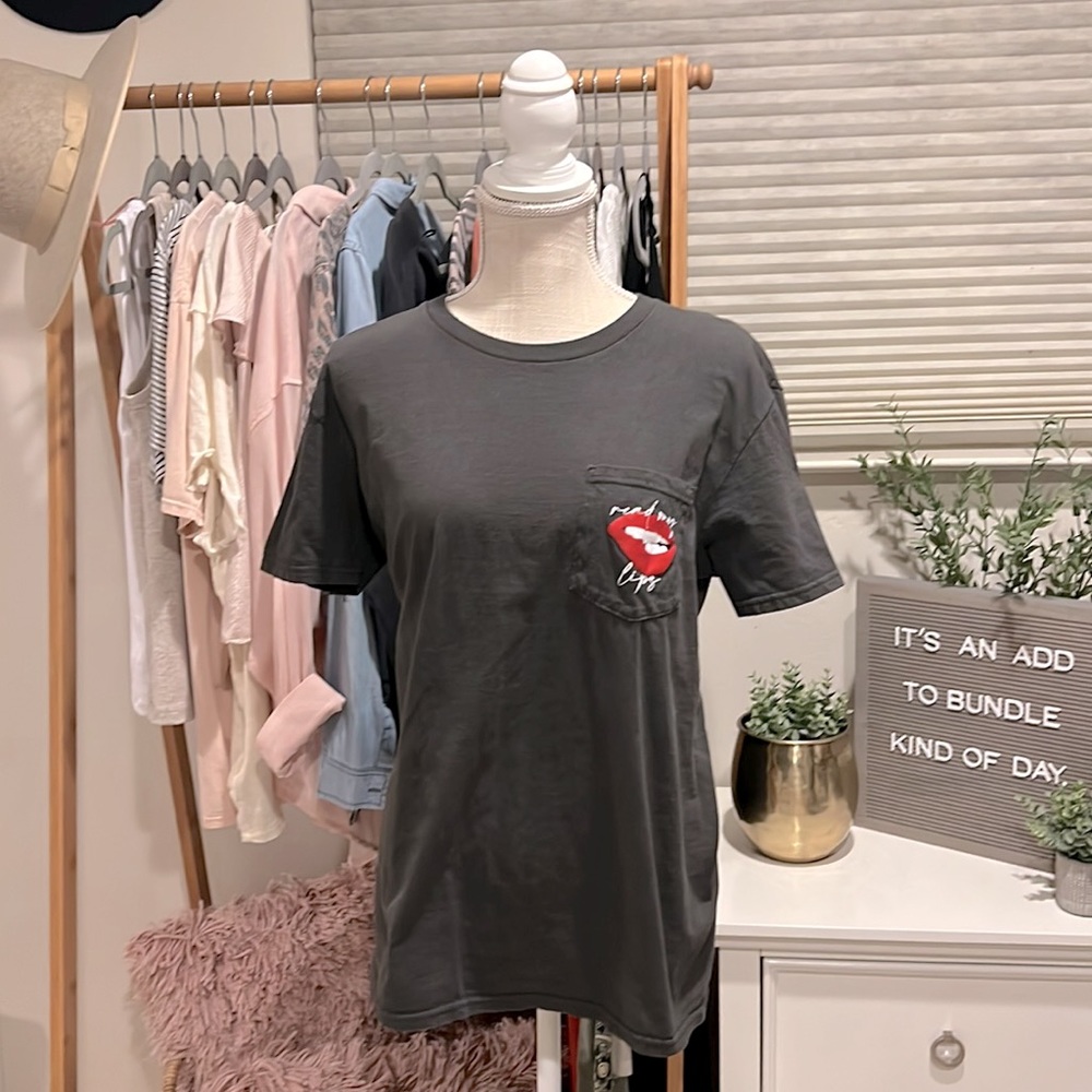 Lulusimon Studio Read My Lips Pocket Tee